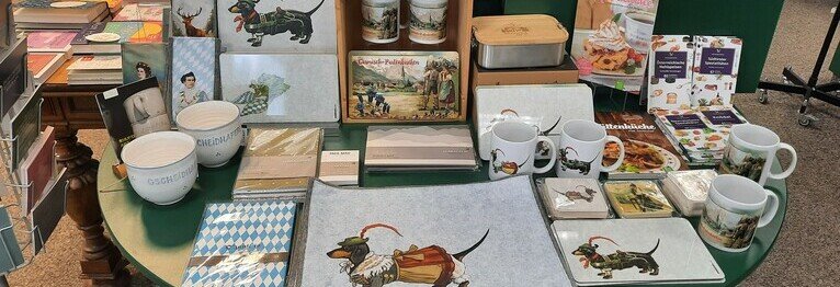 Tassen, Lesezeichen oder Magnete. Mit unseren bayerischen Non-Books können Sie das Urlaubsgefühl mit nach Hause nehmen.