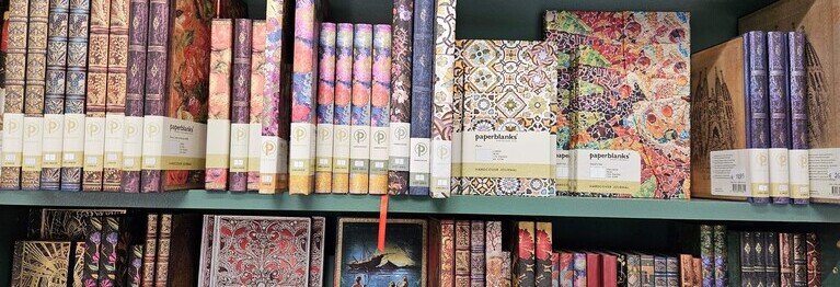 Entdecken Sie unsere schönen Notizbücher von Paperblanks mit den farbprächtigen Einbänden. Die Bücher sind sowohl optisch als auch haptisch eine große Freude.