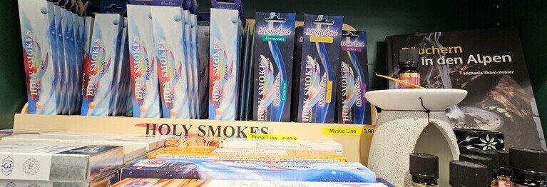 Räuchern - ein altes Ritual für moderne Zeiten. Ob heimische Kräuter und Harze oder anregende Mischungen aus dem fernen Asien - in unserer "Räucherecke" werden all eure Sinne angesprochen.