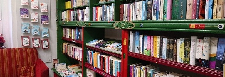 Bücherregal mit Romanen