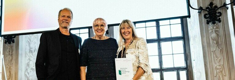 Wir wurden mit dem Deutschen Buchhandlungspreis 2022
durch Staatsministerin Claudia Roth ausgezeichnet.
Entscheidende Kriterien für die Nominierung waren ein anspruchsvolles literarisches Sortiment, innovative Geschäftsmodelle, ein kulturelles Veranstaltungsprogramm oder ein besonderes Engagement im Bereich der Lese- und Literaturförderung.