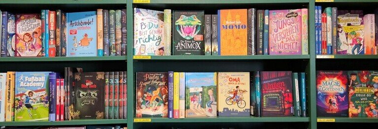 In unsere Kinder- und Jugenbuchabteilung finden Sie Lesestoff für jedes Alter! Hier unsere Auswahl für Leser:innen von 10 bis 12 Jahren.