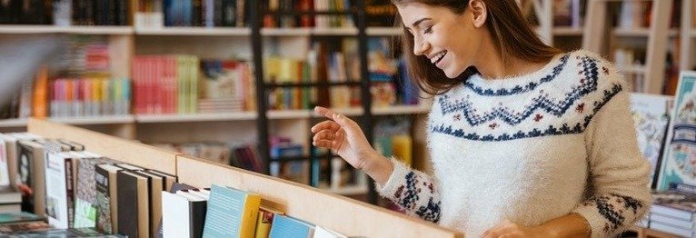 Eine Frau schmökert in Büchern