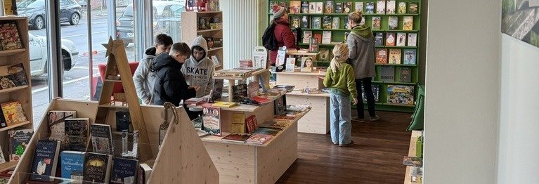 Im Laden der Buchhandlung Bücherbank finden Sie eine Menge tolle Bücher für Kinder und ihre Erwachsenen. Viele aktuelle Romane, Bestseller und eine einmalige Auswahl regionaler Titel. Dazu viel Schönes und eine Wohlfühl-Atmosphäre mit Leseecke.